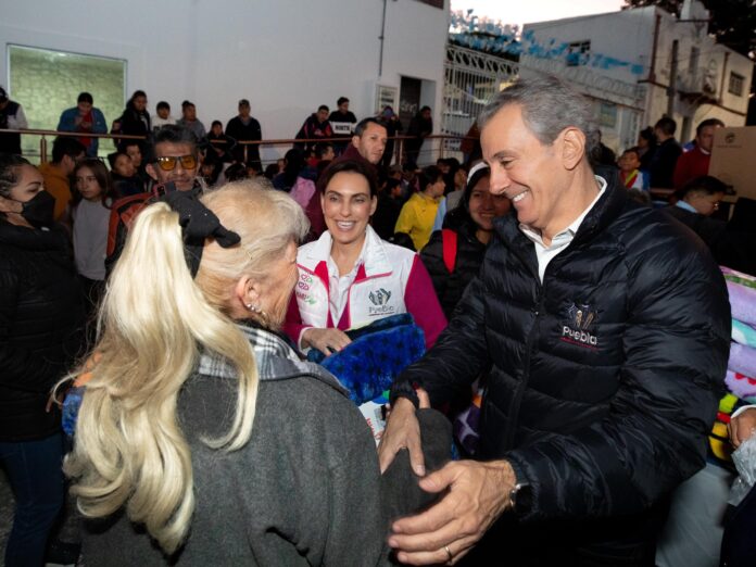 El alcalde de Puebla Pepe Chedraui y la presidenta del Patronato del DIF Municipal, MariElise Budib, celebraron el inicio de posadas navideñas en juntas auxiliares