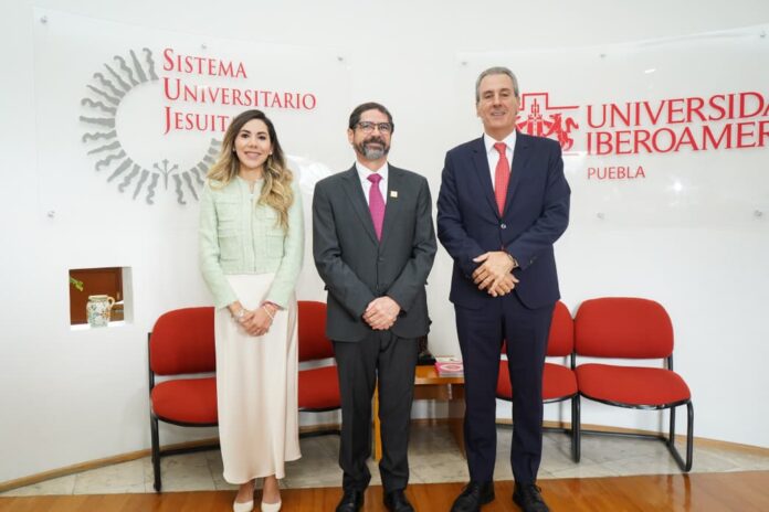 Firma Pepe Chedraui convenio con la IBERO para fortalecer conocimiento y habilidades de las mujeres en materia de finanzas